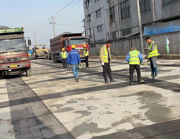 永丰老材料的新故事：玻璃纤维土工格栅如何在‘白改黑’浪潮中重获新生？